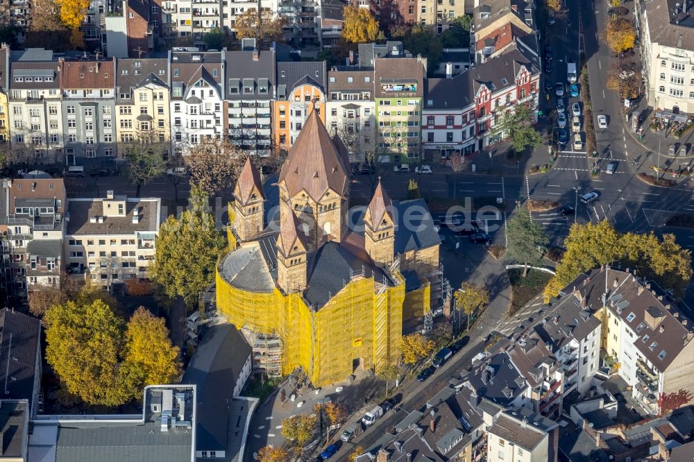 Düsseldorf von oben - Gelbe Fassaden- Einrüstung für Sanierungsarbeiten am Kirchengebäude der Kreuzkirche in Düsseldorf im Bundesland Nordrhein-Westfalen