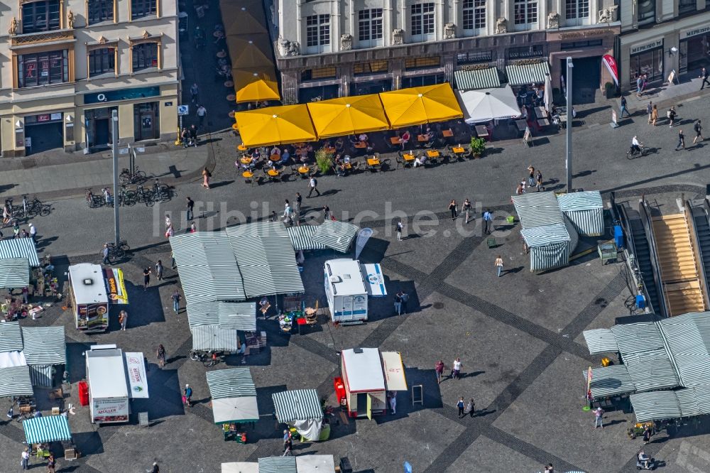 Leipzig von oben - Gelbe Sonnenschirm des Restaurants Spizz - Der Leipziger Jazz & Musicclub am Markt in Leipzig im Bundesland Sachsen, Deutschland