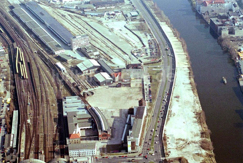 Berlin-Friedrichshain von oben - Gelände des alten Postbahnhofs am Ostbahnhof, gegenüber East-Side-Gallery