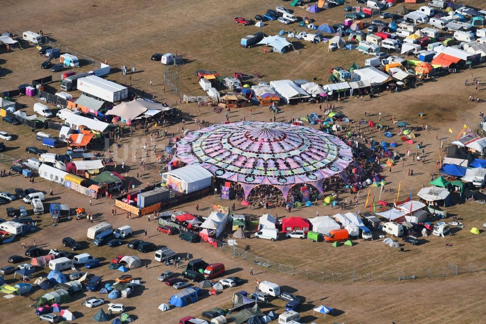 Stölln von oben - Gelände des Antaris Projekt - Musik- Festival in Stölln im Bundesland Brandenburg, Deutschland