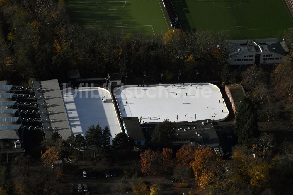 Luftbild Berlin - Gelände der Arena Eisstadion im Sportpark Neukölln an der Oderstraße im Ortsteil Neukölln in Berlin, Deutschland