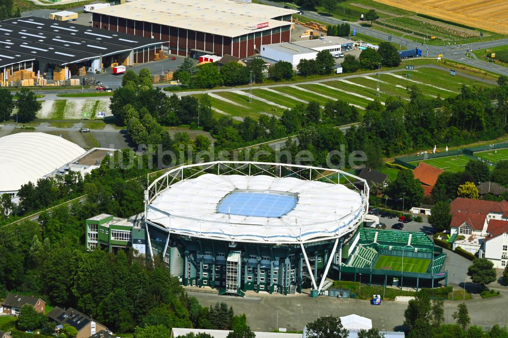 Luftaufnahme Halle (Westfalen) - Gelände der Arena und Veranstaltungsstätte der OWL ARENA an der Roger-Federer-Allee in Halle (Westfalen) im Bundesland Nordrhein-Westfalen, Deutschland