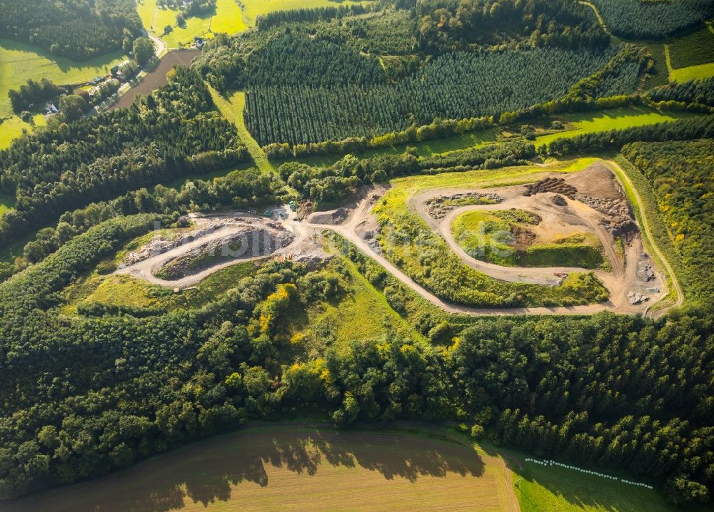 Luftaufnahme Meschede - Gelände der aufgeschütteten Bauschuttdeponie der Boden- und Bauschuttdeponie Meschede - Stesse in Meschede im Bundesland Nordrhein-Westfalen, Deutschland