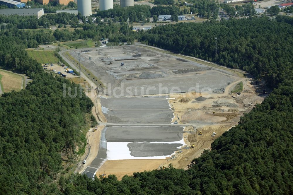 Eisenhüttenstadt von oben - Gelände der aufgeschütteten Mülldeponie in Eisenhüttenstadt im Bundesland Brandenburg