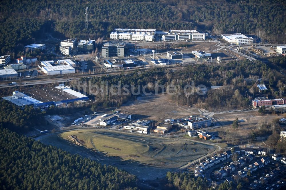 Luftaufnahme Kleinmachnow - Gelände der aufgeschütteten Mülldeponie Fahrenheitstraße - Stolper Weg in Kleinmachnow im Bundesland Brandenburg