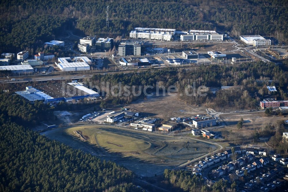 Kleinmachnow von oben - Gelände der aufgeschütteten Mülldeponie Fahrenheitstraße - Stolper Weg in Kleinmachnow im Bundesland Brandenburg