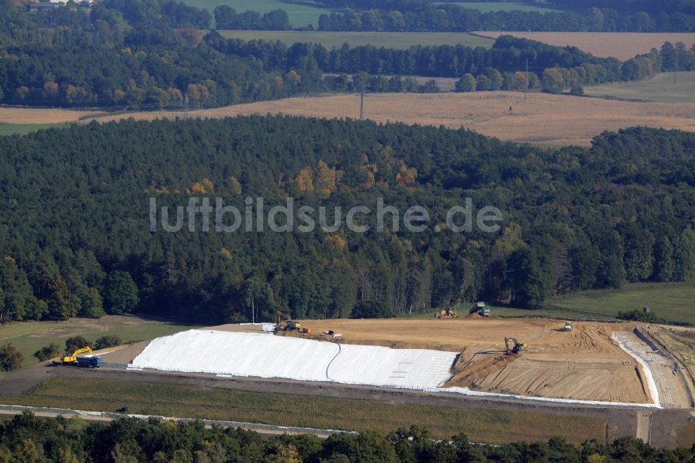 Germendorf von oben - Gelände der aufgeschütteten Mülldeponie in Germendorf im Bundesland Brandenburg