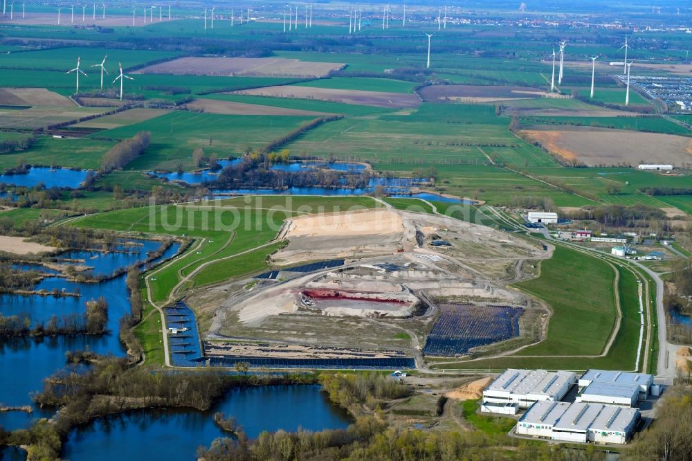 Luftaufnahme Ketzin - Gelände der aufgeschütteten Mülldeponie der MEAB – Märkische Entsorgungsanlagen-Betriebsgesellschaft mbH in Ketzin im Bundesland Brandenburg, Deutschland