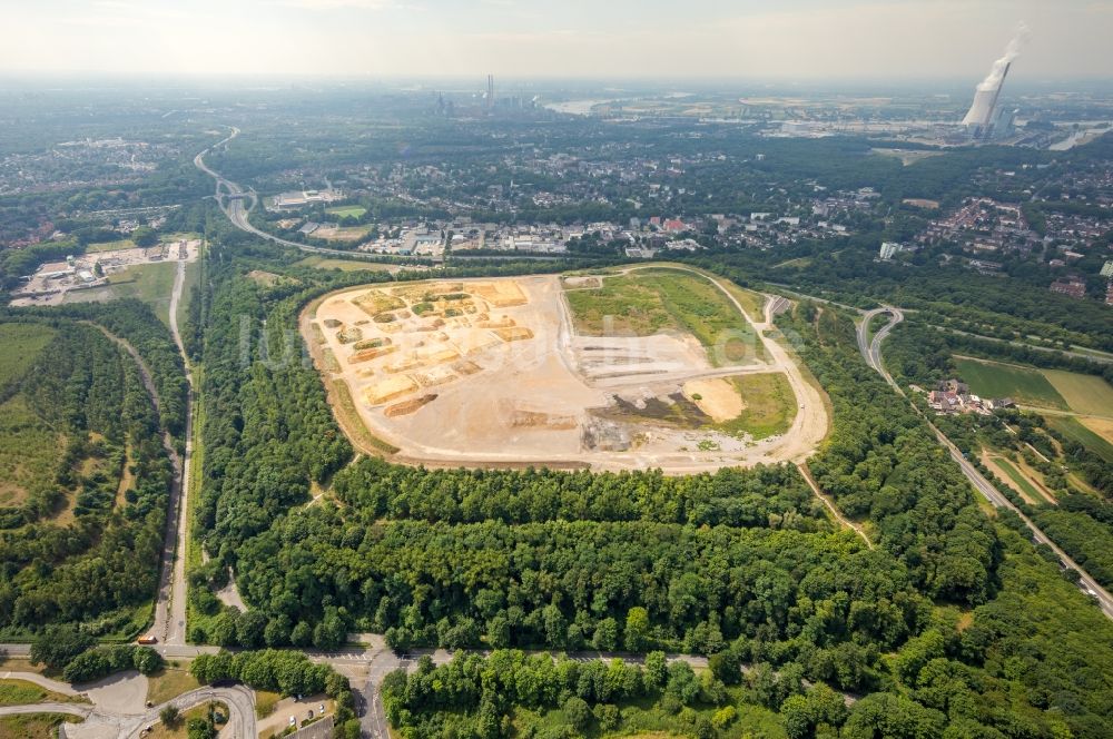 Luftaufnahme Dinslaken - Gelände der aufgeschütteten Mülldeponie im Ortsteil Hiesfeld in Dinslaken im Bundesland Nordrhein-Westfalen - NRW, Deutschland