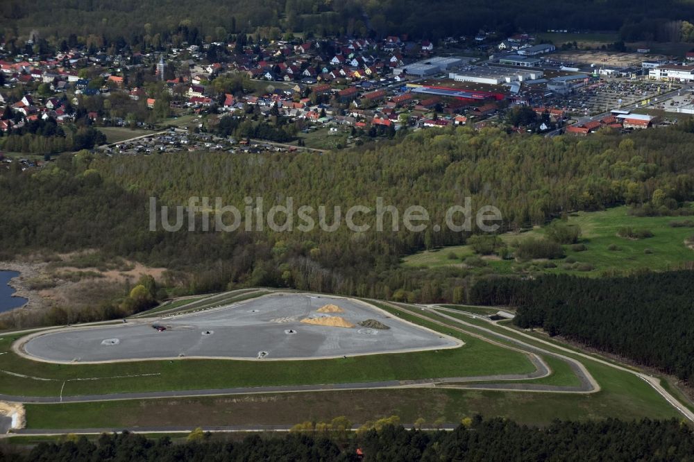 Luftaufnahme Wernsdorf - Gelände der aufgeschütteten Mülldeponie in Wernsdorf im Bundesland Brandenburg