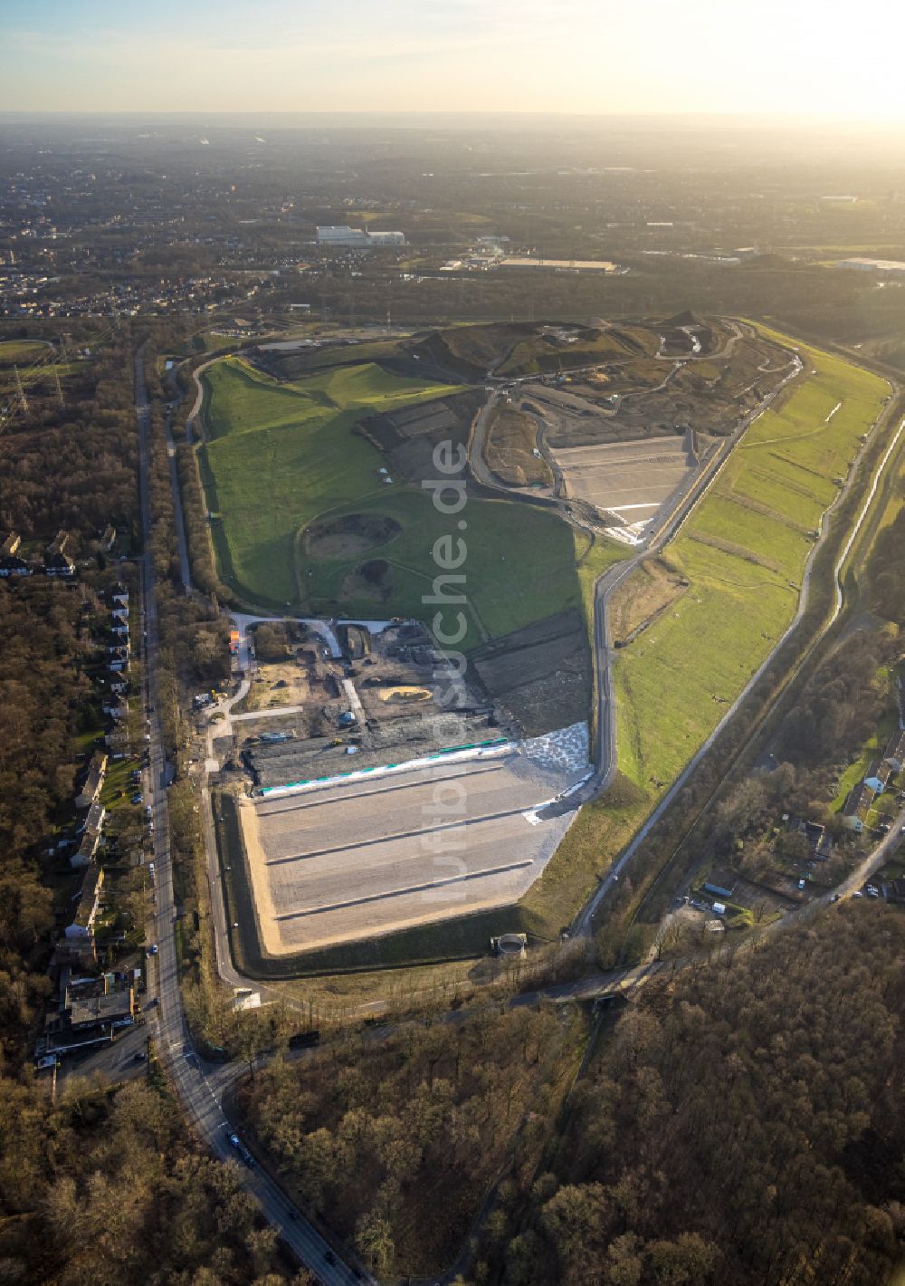 Luftbild Gelsenkirchen - Gelände der aufgeschütteten Mülldeponie Zentraldeponie Emscherbruch (ZDE) in Gelsenkirchen im Bundesland Nordrhein-Westfalen, Deutschland