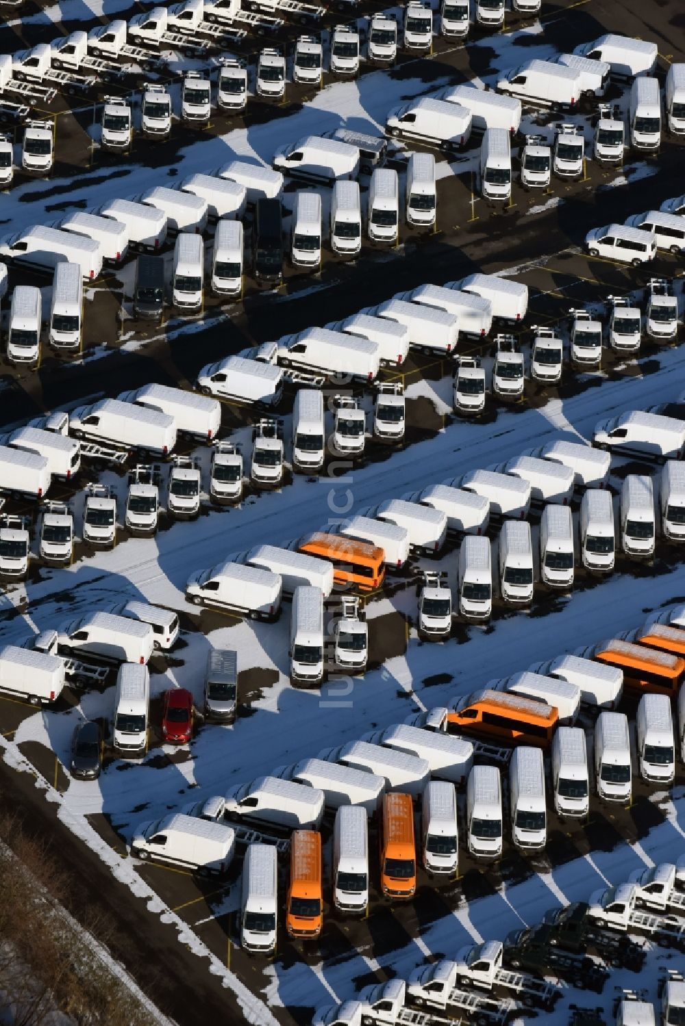 Ketzin aus der Vogelperspektive: Gelände der Auto- Service-und Umschlag- Center Mosolf GmbH in Etzin im Bundesland Brandenburg