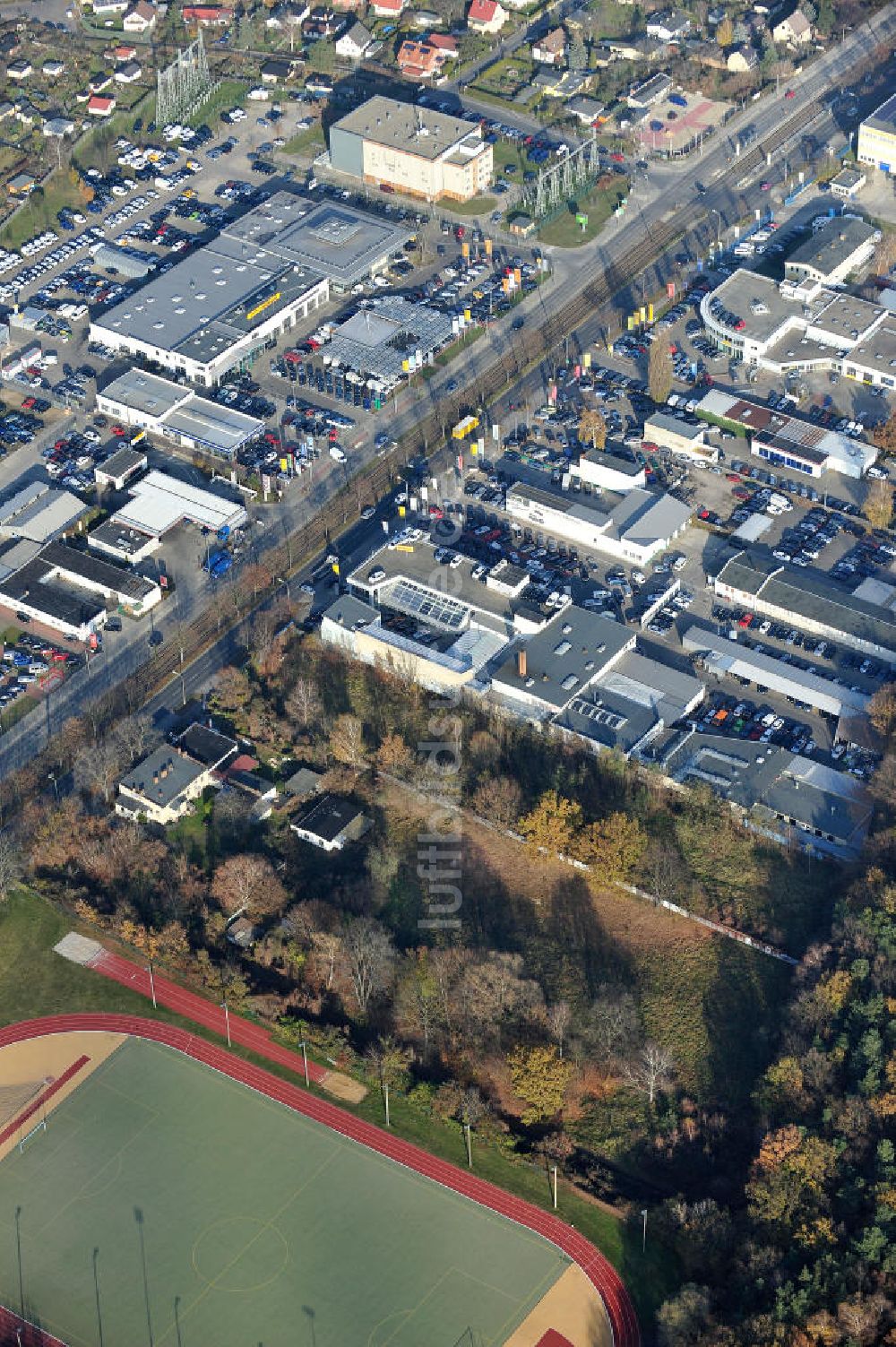 Berlin von oben - Gelände des Autohauses Möbus an der Hansastrasse 202 in 13088 Berlin - Hohenschönhausen