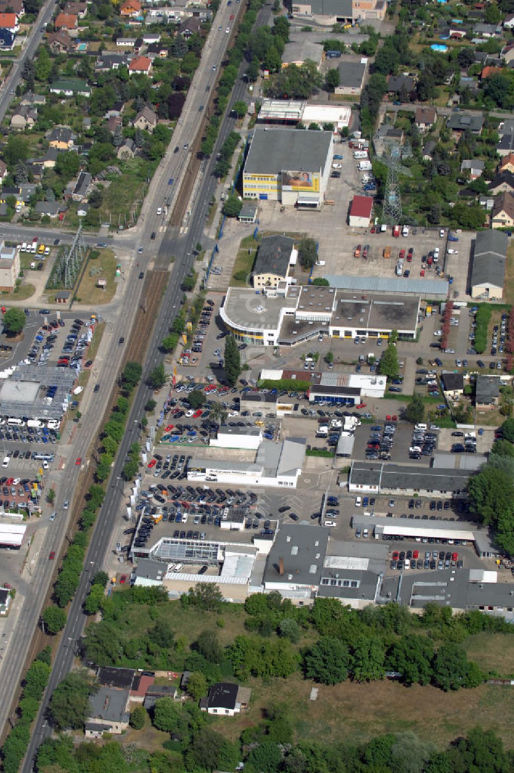 Luftbild Berlin - Gelände des Autohauses Möbus an der Hansastrasse 202 in 13088 Berlin - Hohenschönhausen