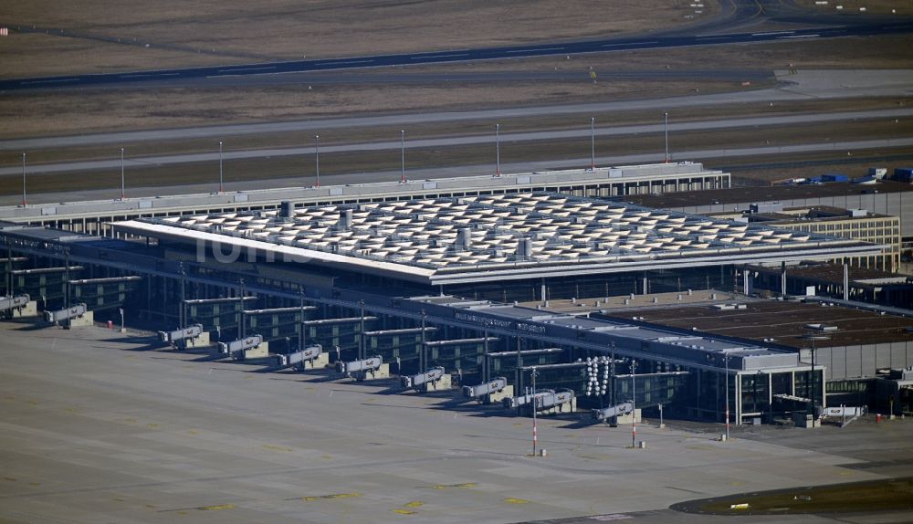 Schönefeld aus der Vogelperspektive: Gelände des in Baustopp befindlichen neuen Flughafen s BER / BBI BERLIN BRANDENBURG AIRPORT Willi Brandt in Schönefeld im Bundesland Brandenburg