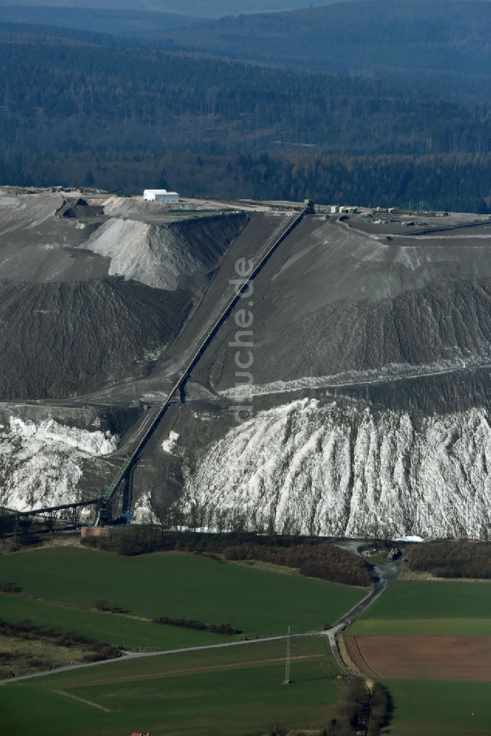 Luftbild Neuhof - Gelände der Bergbau- Halde zur Kali- und Salzgewinnung K+S Kali GmbH Am Kaliwerk in Neuhof im Bundesland Hessen