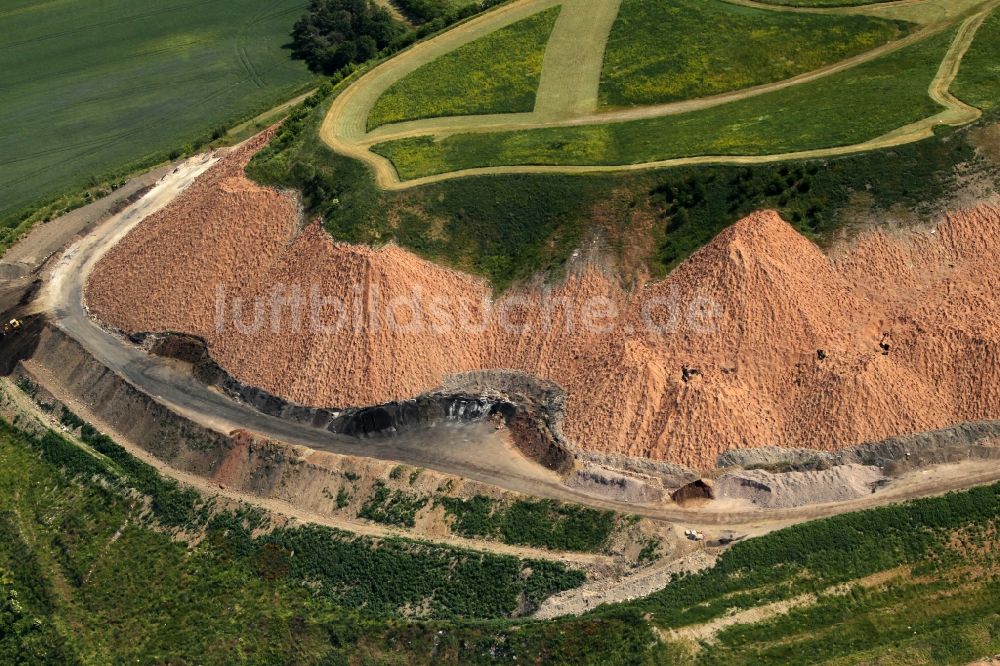 Sondershausen aus der Vogelperspektive: Gelände der Bergbau- Halde zur Kali- und Salzgewinnung an der Schachtstraße im Ortsteil Bendeleben in Sondershausen im Bundesland Thüringen, Deutschland