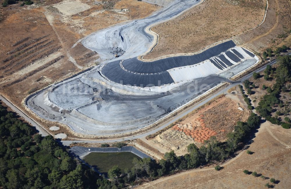 Luftaufnahme Alcúdia - Gelände der Bergbau- Halde zur Kalkgewinnung in Alcudia Mallorca auf der balearischen Mittelmeerinsel Mallorca, Spanien