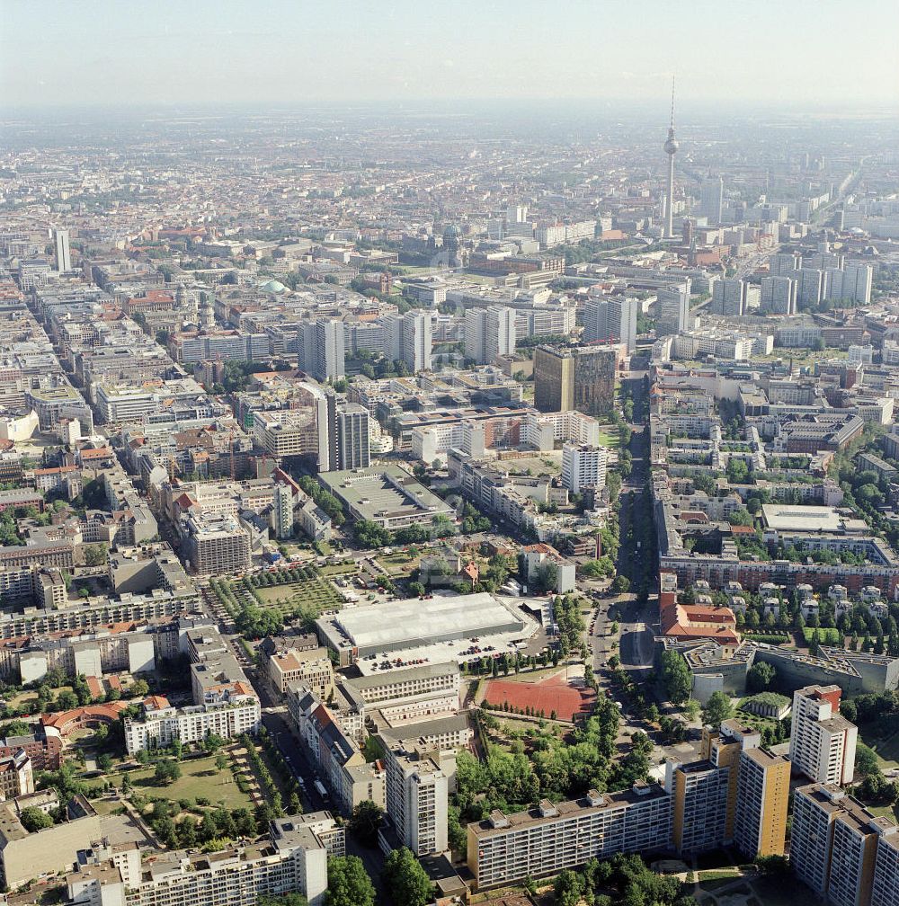 Berlin Kreuzberg von oben - Gelände des Berliner Blumengroßmarkt Berlin e.G. Grosshandel in Kreuzberg