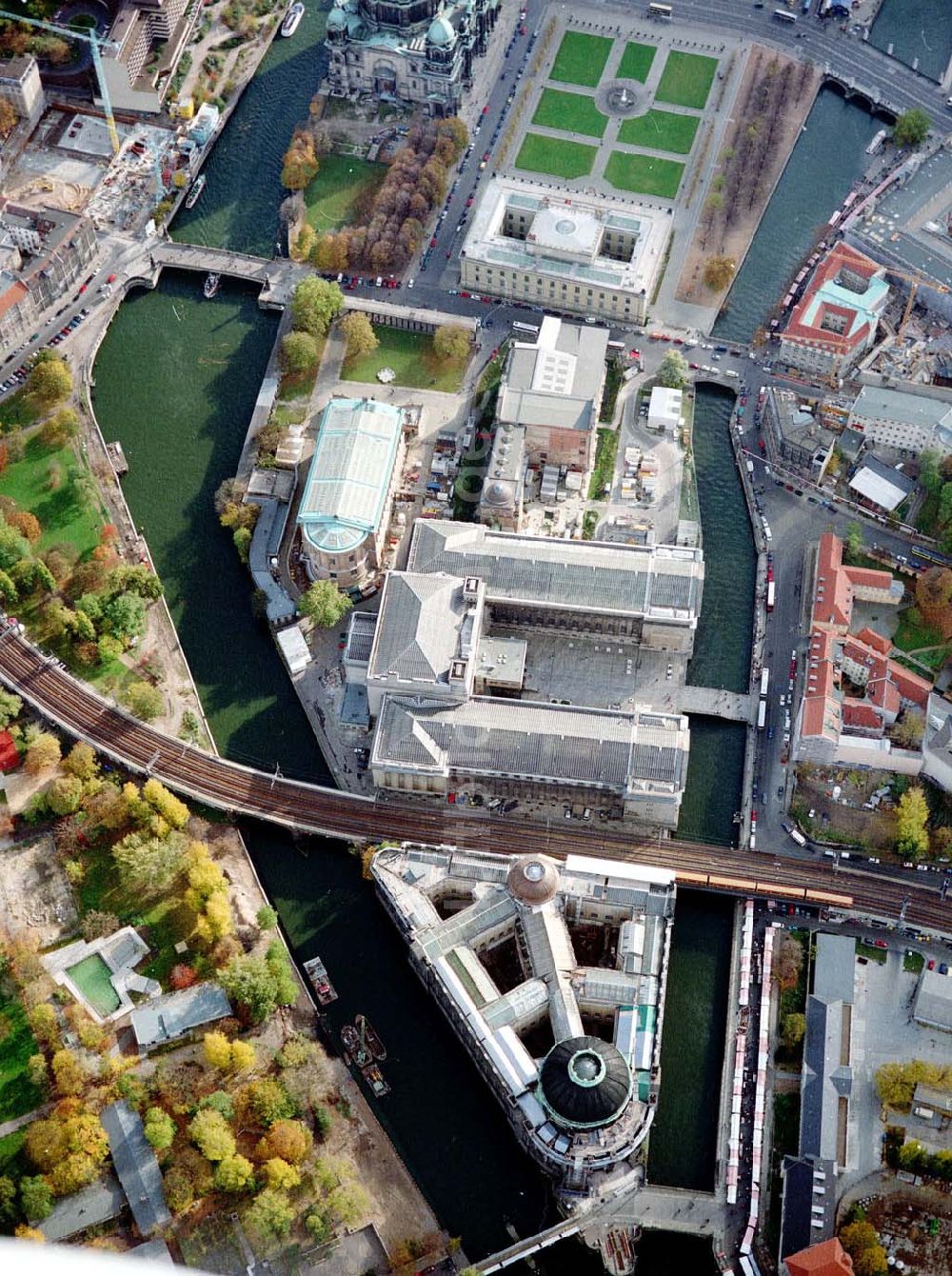 Berlin aus der Vogelperspektive: Gelände der Berliner Museumsinsel mit dem Pergamonmuseum.