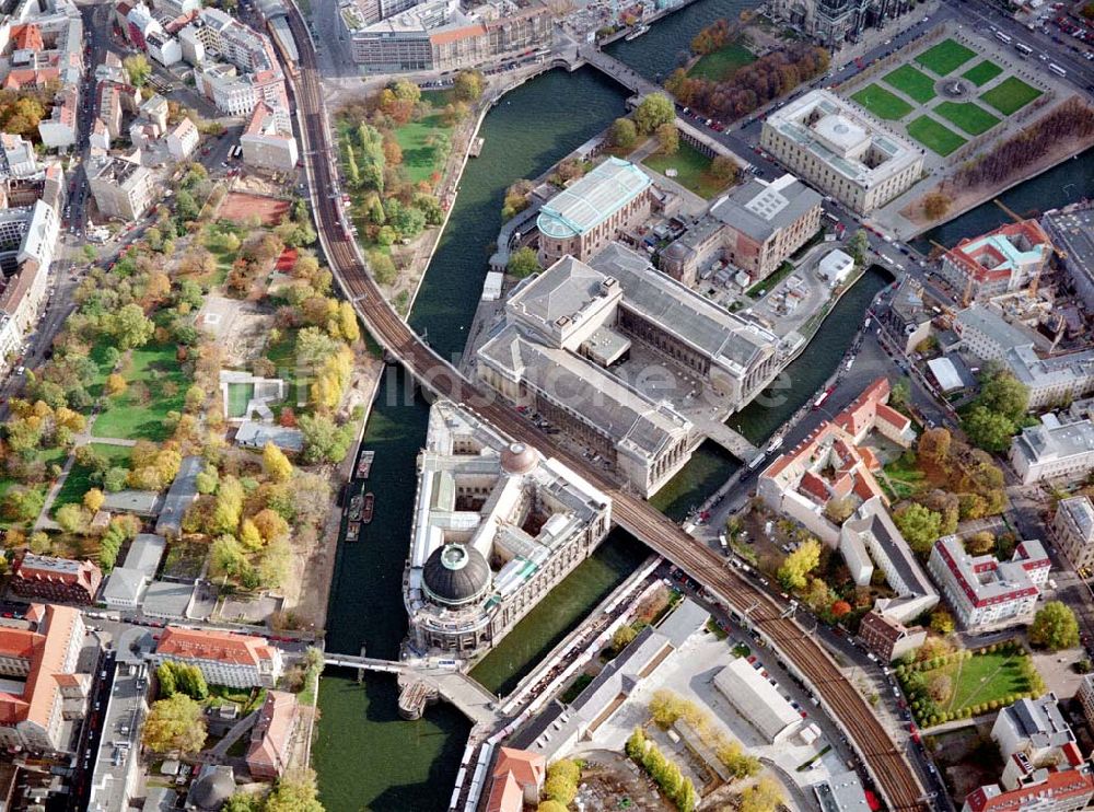 Berlin von oben - Gelände der Berliner Museumsinsel mit dem Pergamonmuseum.