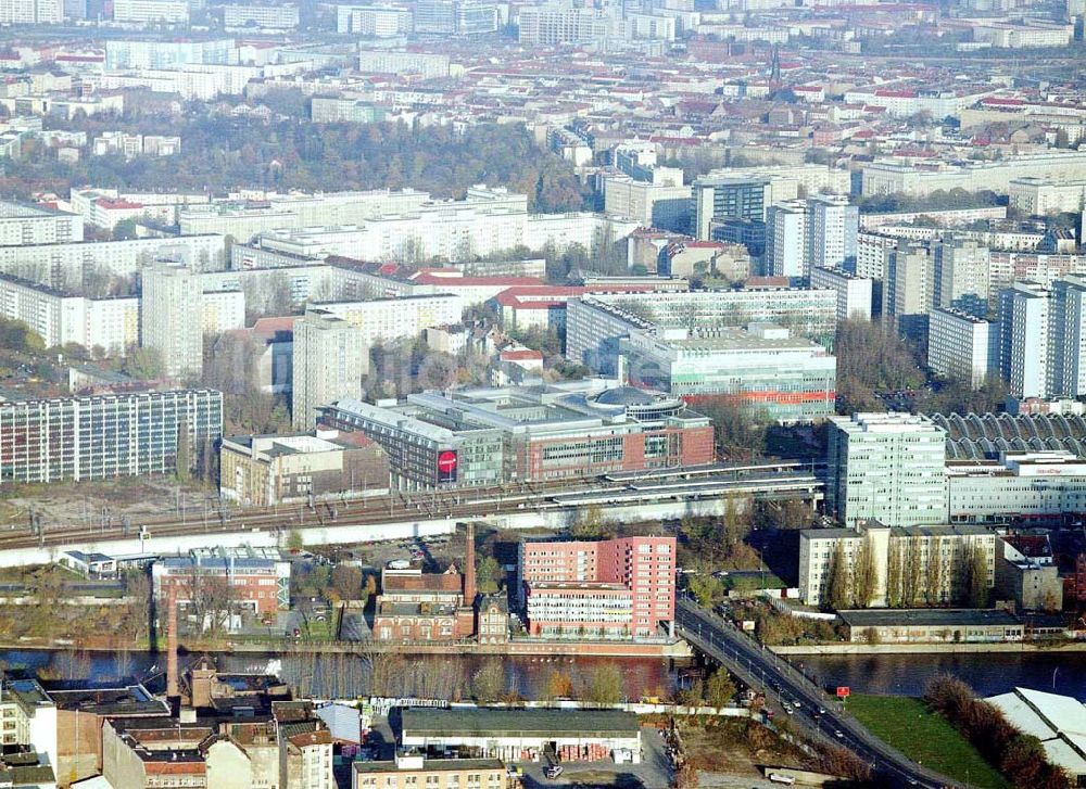 Berlin - Friedrichshain aus der Vogelperspektive: Gelände am Berliner Ostbahnhof am Spreeufer in Berlin - Friedrichshain.