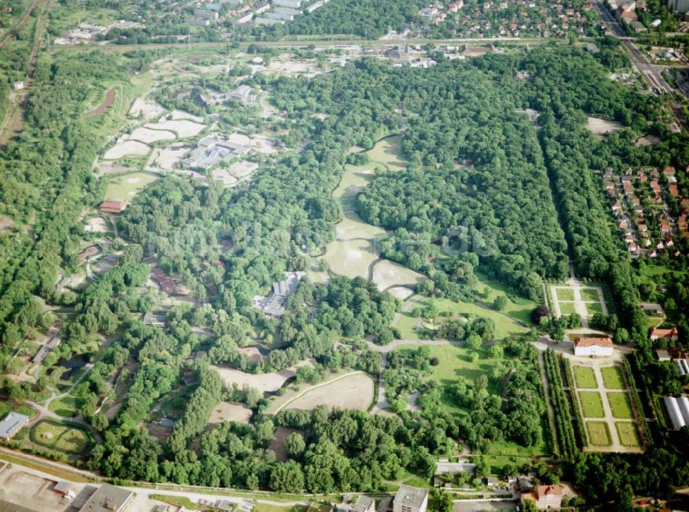 Luftaufnahme Berlin - Tierpark - Gelände des Berliner Tierparkes mit dem Schloß Friedrichsfelde.