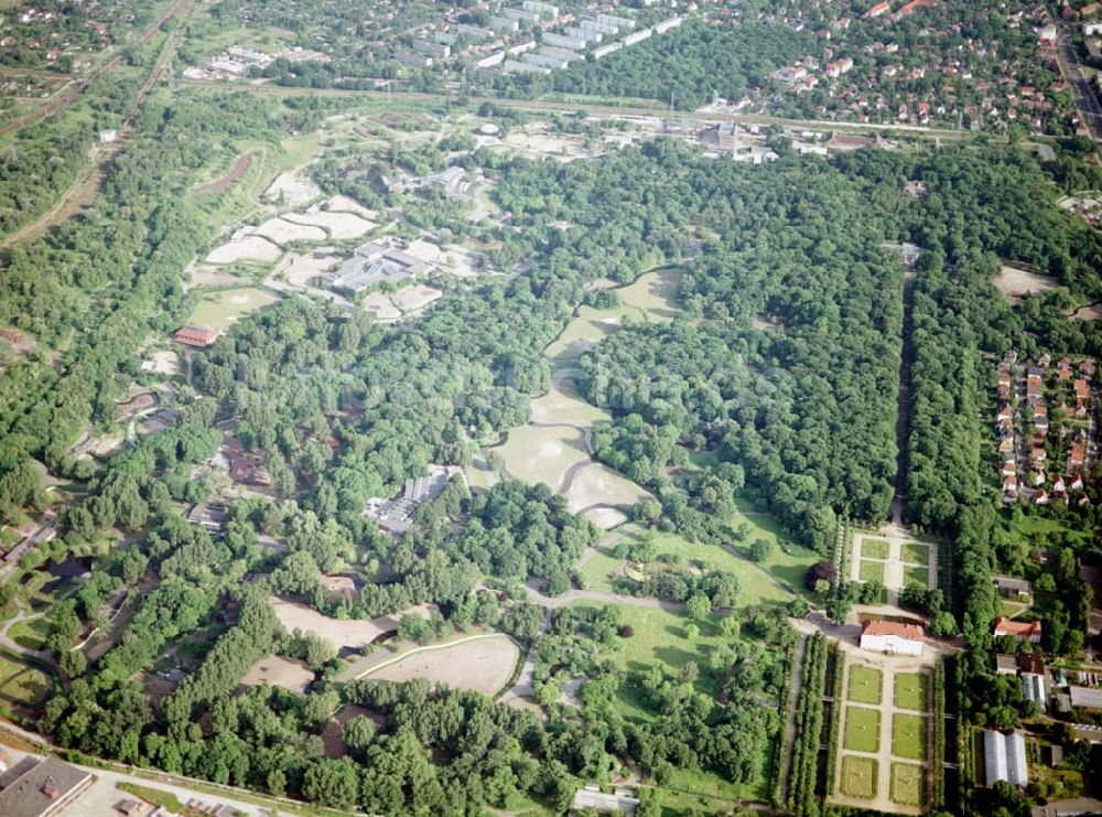 Berlin - Tierpark von oben - Gelände des Berliner Tierparkes mit dem Schloß Friedrichsfelde.