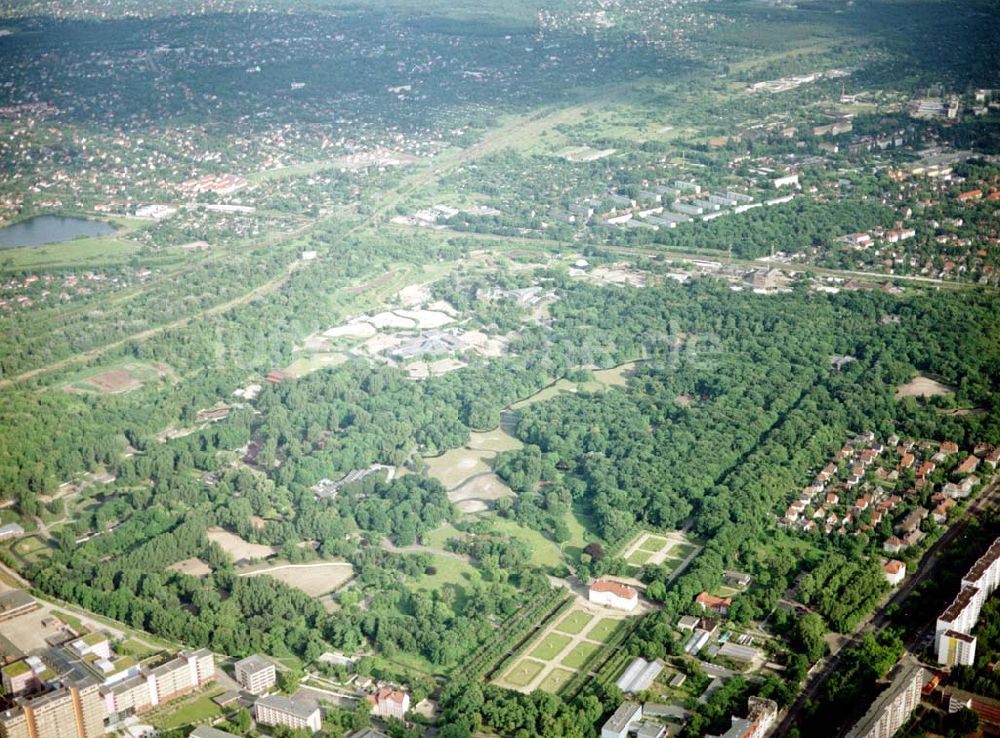 Berlin - Tierpark aus der Vogelperspektive: Gelände des Berliner Tierparkes mit dem Schloß Friedrichsfelde.