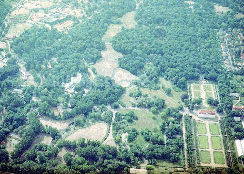 Berlin - Lichtenberg von oben - Gelände des Berliner Tierparkes mit dem Schloß Friedrichsfelde in Berlin - Lichtenberg.