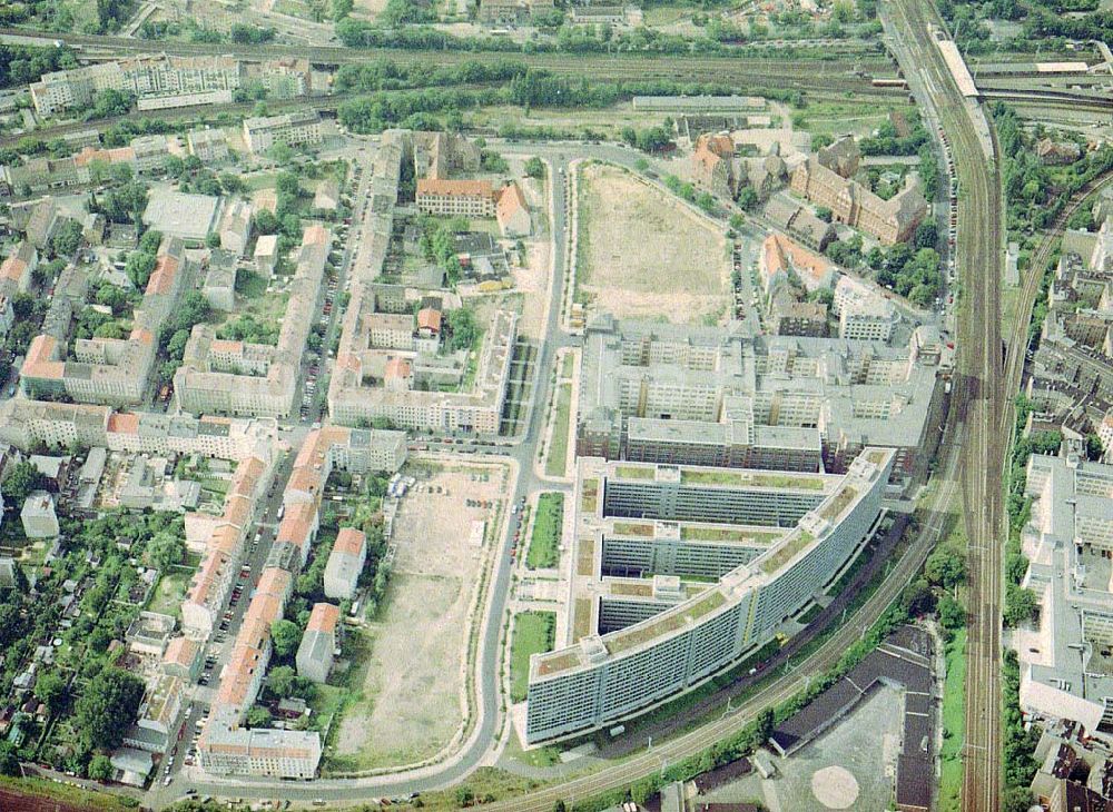 Berlin - Lichtenberg aus der Vogelperspektive: Gelände der BfA und Wohngebiet an der Pfarrstraße in Berlin - Lichtenberg