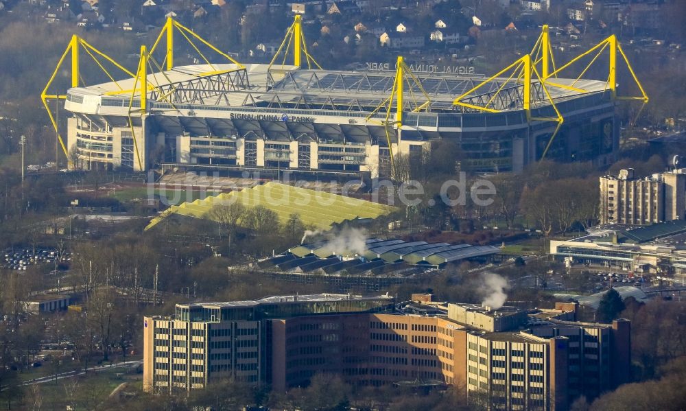 Luftbild Dortmund - Gelände des Borusseum , der Arena Signal Iduna Park mit dem Büro- und Verwaltungsgebäude der Versicherungsgesellschaft Signal Iduna in Dortmund in Nordrhein-Westfalen