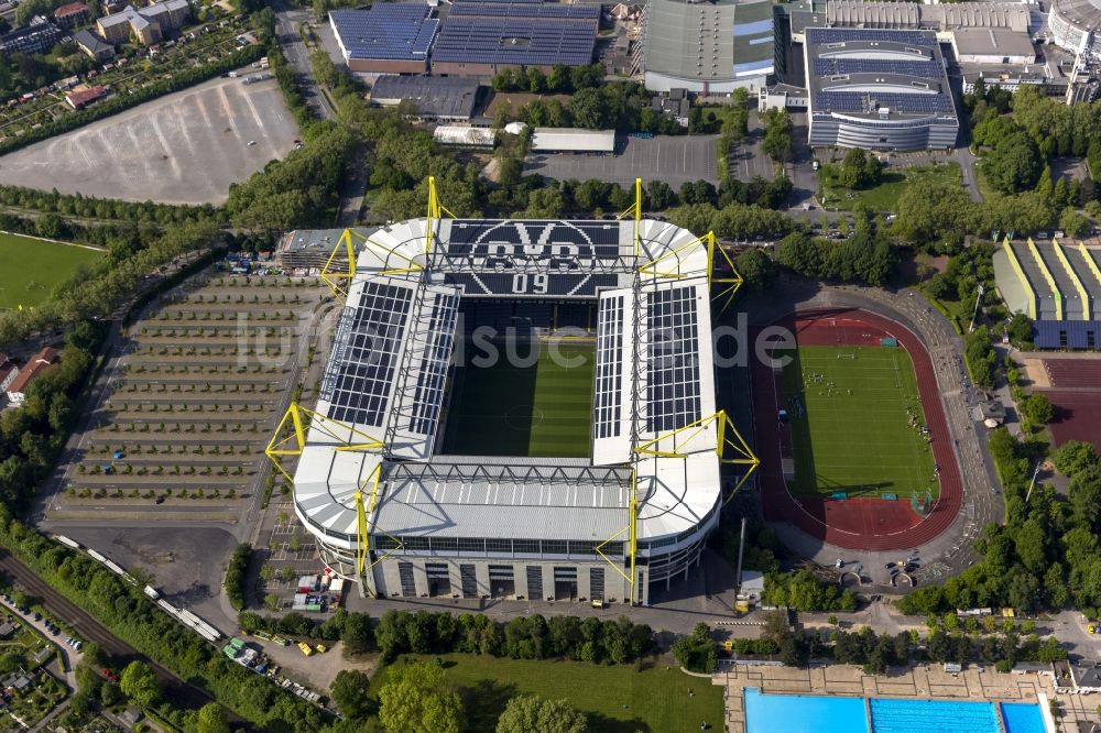 Dortmund aus der Vogelperspektive: Gelände des Borusseum , der Arena Signal Iduna Park mit dem Stadion Rote Erde in Dortmund in Nordrhein-Westfalen