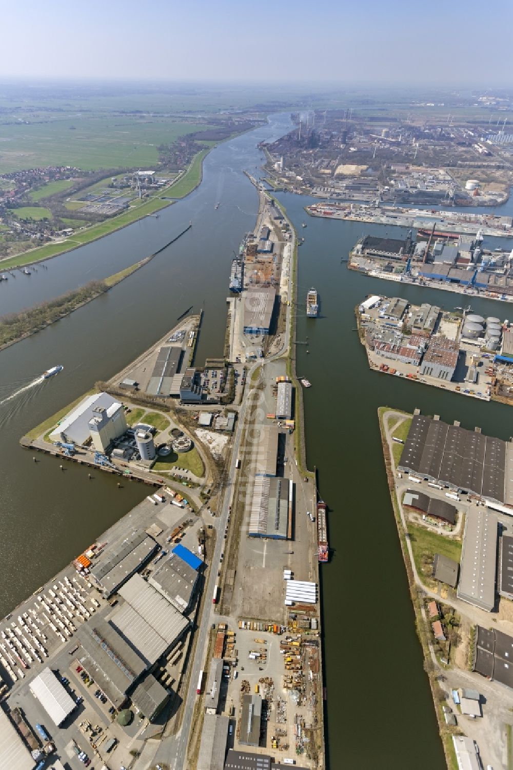 Bremen von oben - Gelände des Bremer Hafen am Ufer der Weser in Bremen