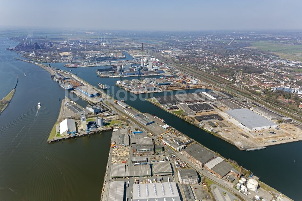 Bremen aus der Vogelperspektive: Gelände des Bremer Hafen am Ufer der Weser in Bremen