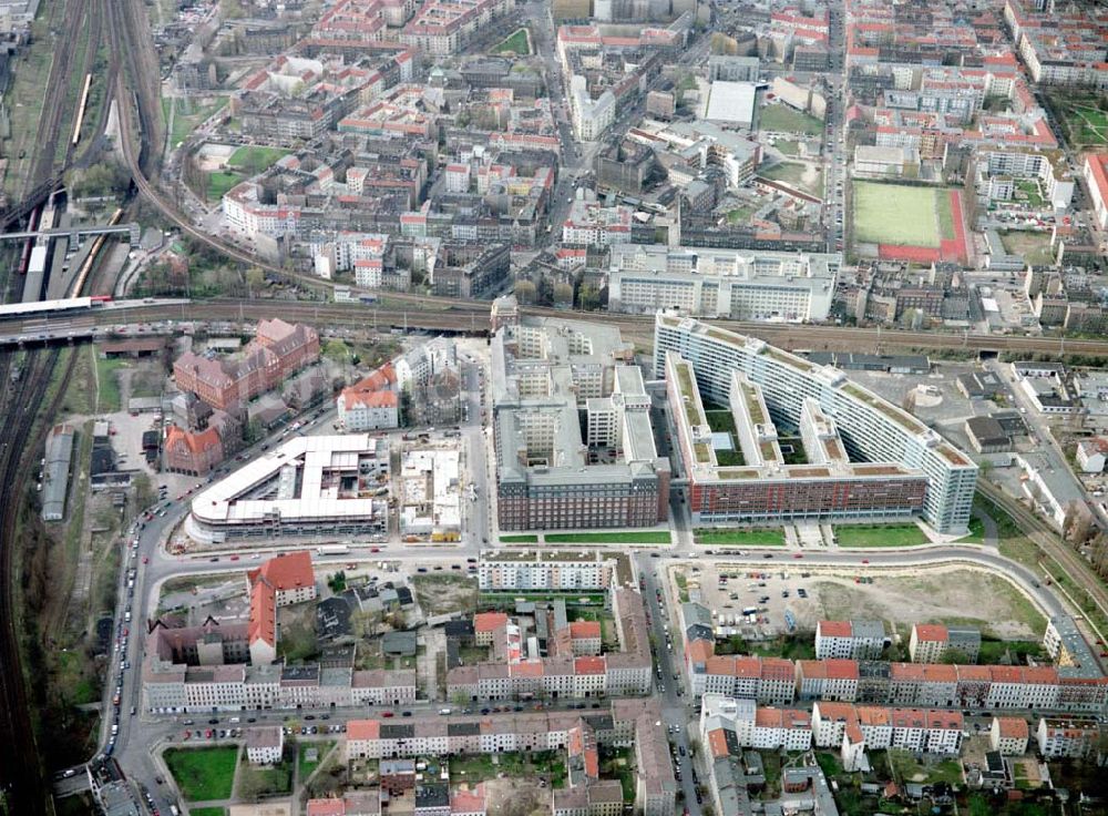 Berlin - Friedrichshain von oben - Gelände der Bundesanstalt für Angestelle (BfA) am Bahnhof Ostkreuz in Berlin - Friedrichshain.