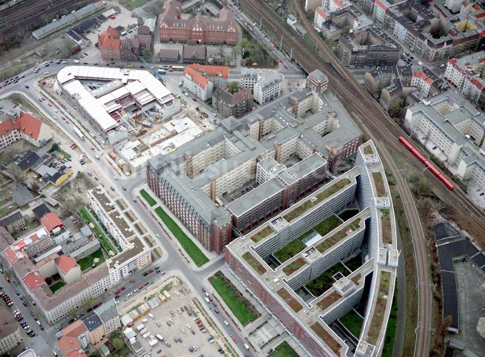 Berlin - Friedrichshain aus der Vogelperspektive: Gelände der Bundesanstalt für Angestelle (BfA) am Bahnhof Ostkreuz in Berlin - Friedrichshain.