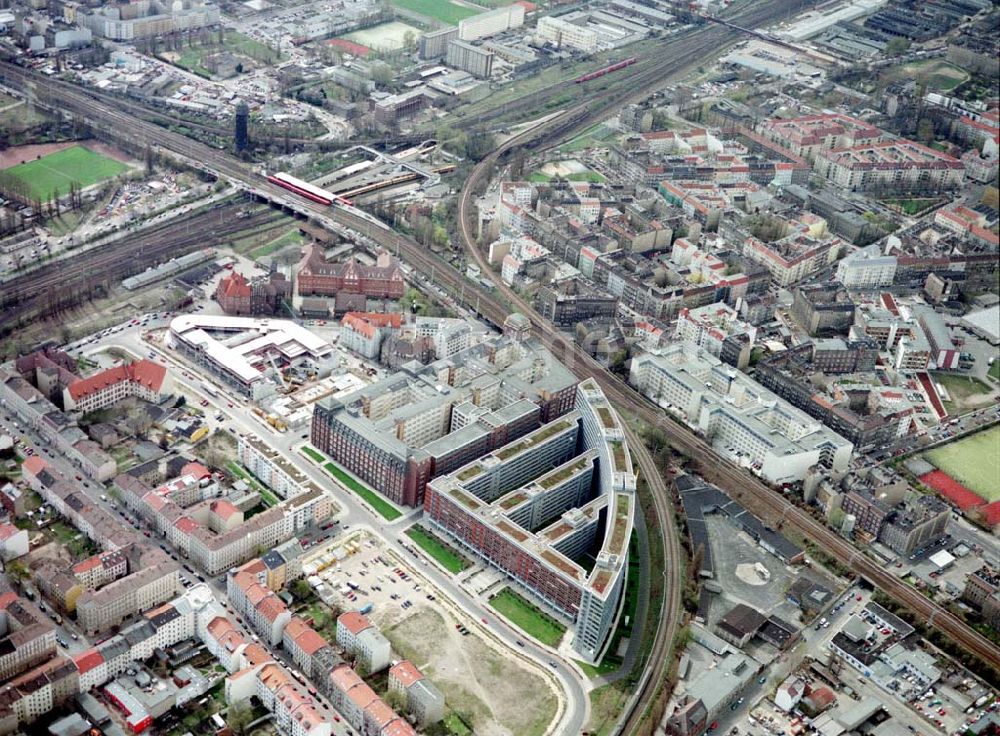 Berlin - Friedrichshain aus der Vogelperspektive: Gelände der Bundesanstalt für Angestelle (BfA) am Bahnhof Ostkreuz in Berlin - Friedrichshain.