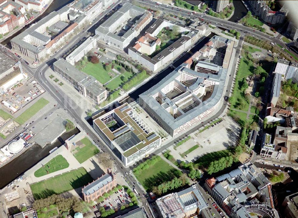 Berlin aus der Vogelperspektive: Gelände des Bundesaußenministeriums und des ehem. Kanzleramtes in Berlin - Mitte.