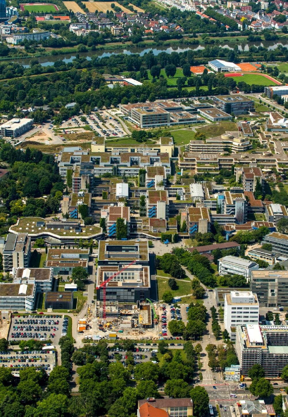 Luftaufnahme Heidelberg - Gelände des Campus Universität Heidelberg mit dem Universitäts-Klinikum Heidelberg am Neuenheimer Feld in Heidelberg im Bundesland Baden-Württemberg