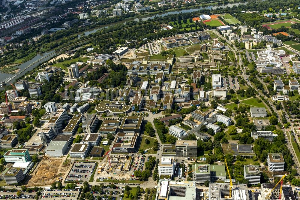 Heidelberg aus der Vogelperspektive: Gelände des Campus Universität Heidelberg mit dem Universitäts-Klinikum Heidelberg am Neuenheimer Feld in Heidelberg im Bundesland Baden-Württemberg