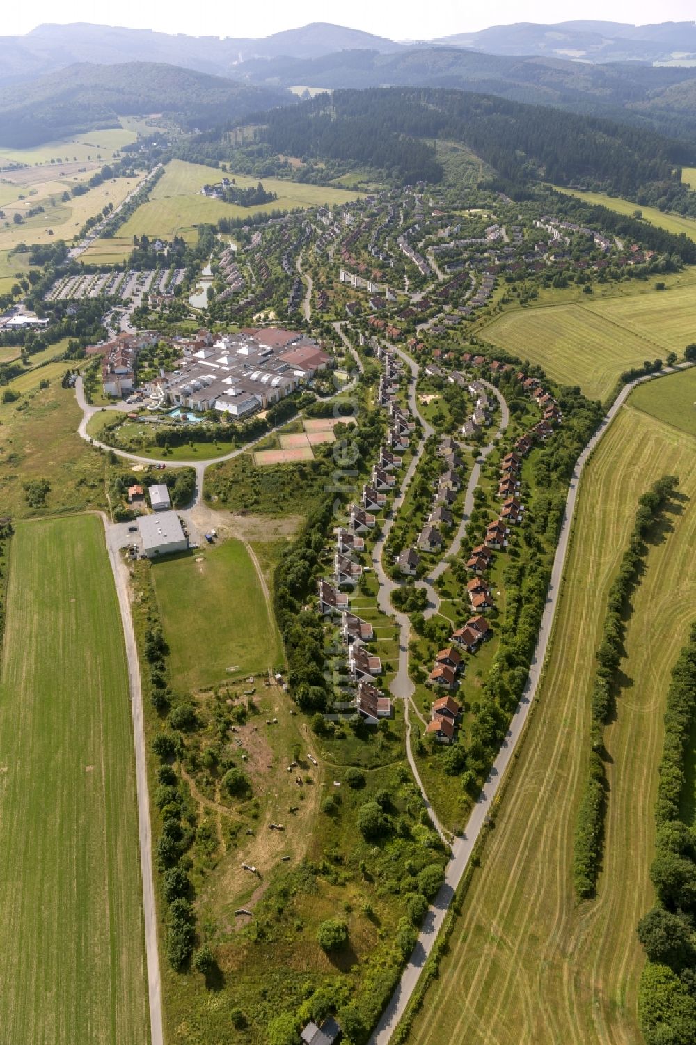 Medebach von oben - Gelände des Center Parcs Sauerland in Medebach in Nordrhein-Westfalen