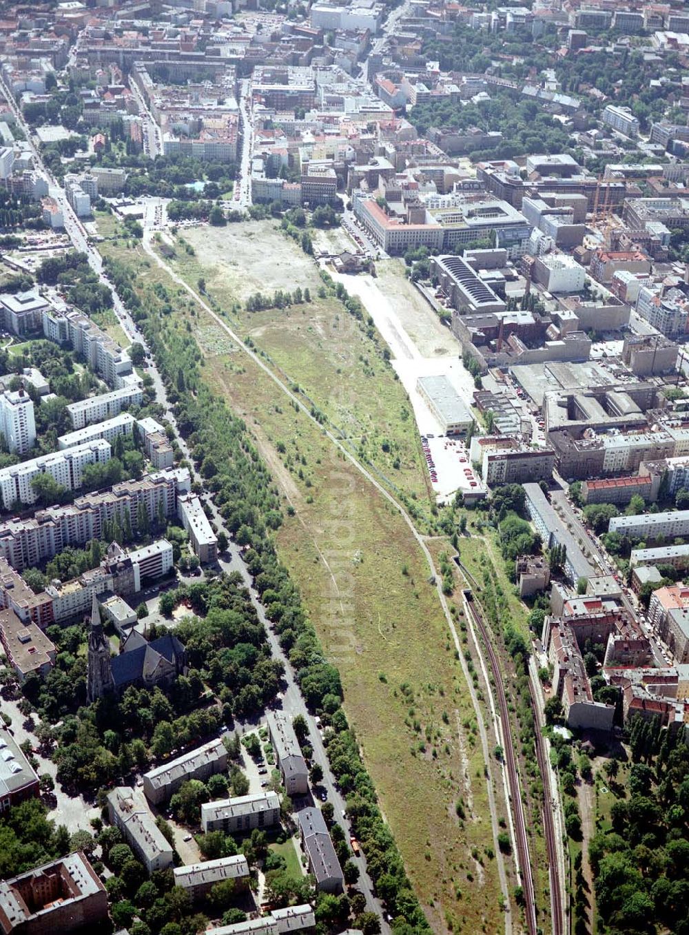 Berlin aus der Vogelperspektive: Gelände des ehem. Grenzstreifens am Nordbahnhof in Berlin-Mitte / Wedding.