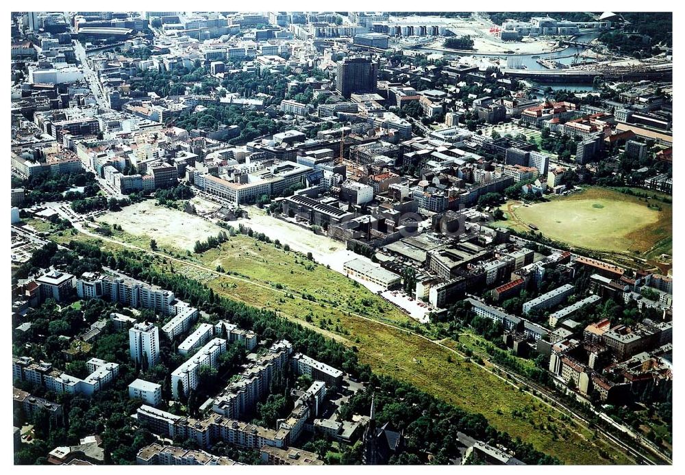 Luftaufnahme Berlin - Gelände des ehem. Grenzstreifens am Nordbahnhof in Berlin-Mitte / Wedding.