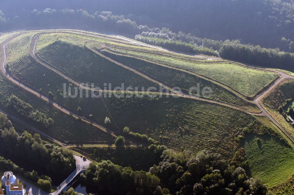 Bad Schlema von oben - Gelände der ehemaligen Bergbau- Halde 207 des Bergbaubetriebes Aue in Bad Schlema im Bundesland Sachsen