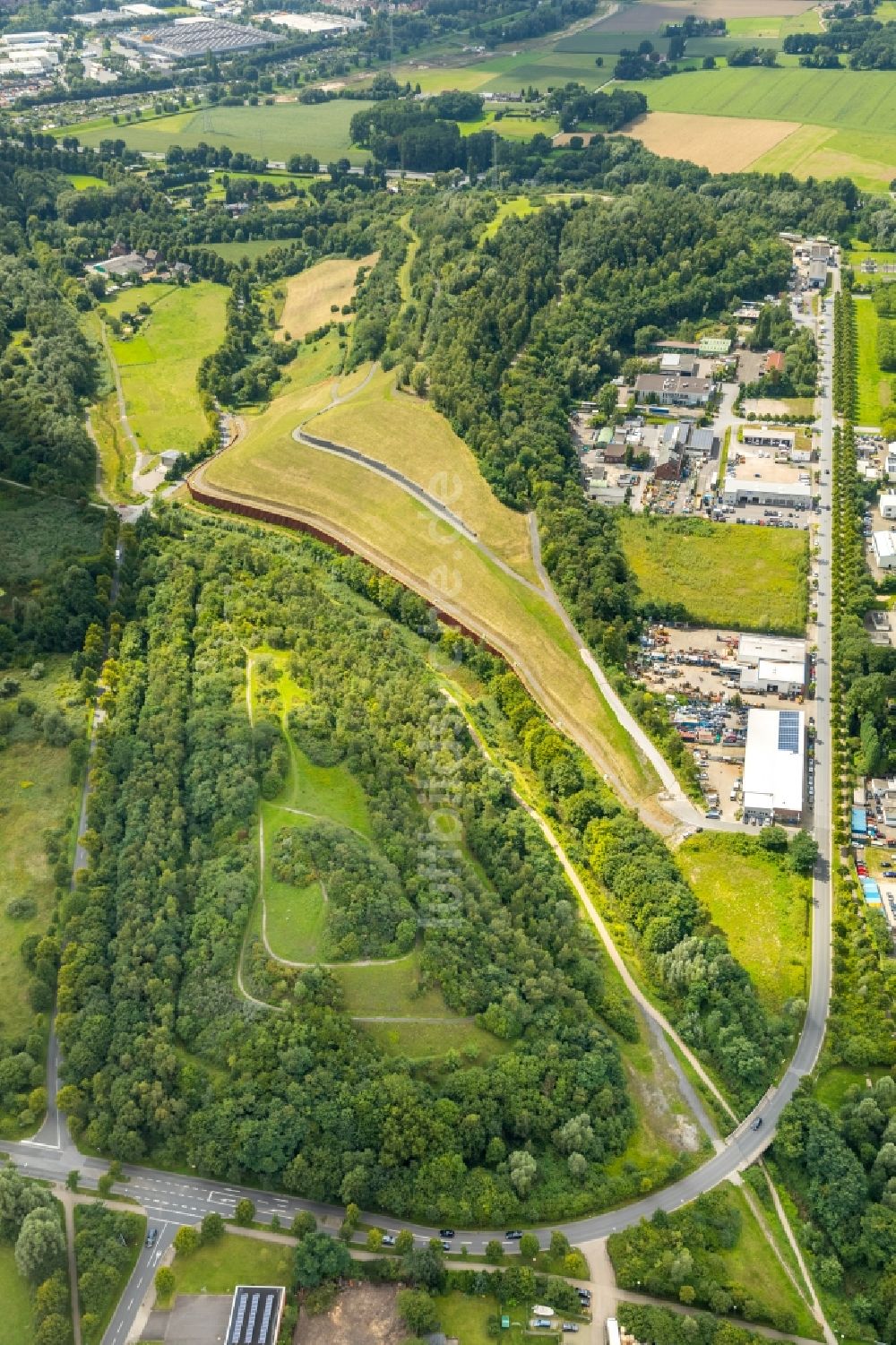 Gladbeck aus der Vogelperspektive: Gelände der ehemaligen Bergbau- Halde Halde Graf Moltke III / IV und Firmenansiedlung entlang der Europastraße in Gladbeck im Bundesland Nordrhein-Westfalen - NRW, Deutschland