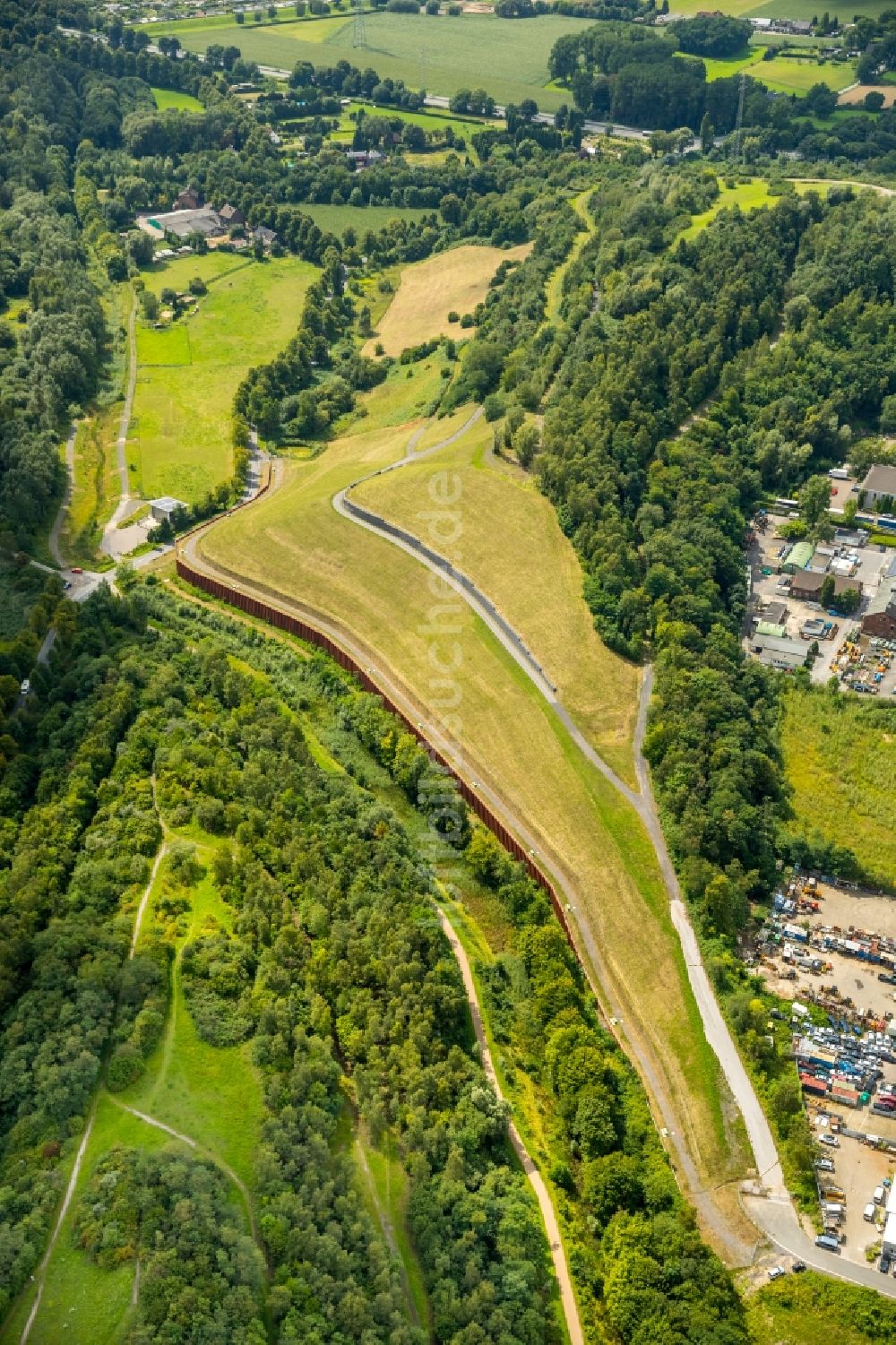 Luftbild Gladbeck - Gelände der ehemaligen Bergbau- Halde Halde Graf Moltke III / IV und Firmenansiedlung entlang der Europastraße in Gladbeck im Bundesland Nordrhein-Westfalen - NRW, Deutschland