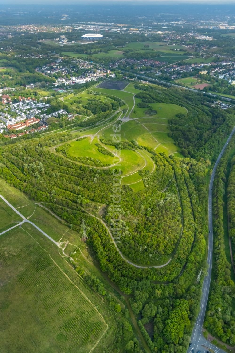 Luftaufnahme Gelsenkirchen - Gelände der ehemaligen Bergbau- Halde Rungenberghalde im Ortsteil Buer in Gelsenkirchen im Bundesland Nordrhein-Westfalen, Deutschland