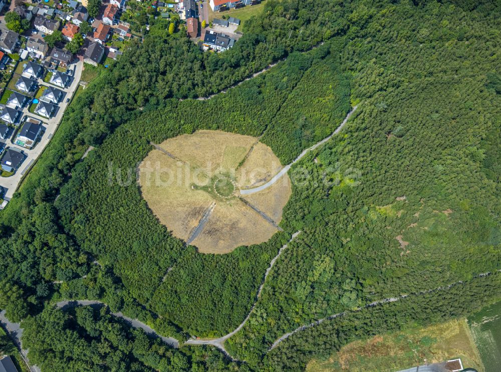 Luftbild Castrop-Rauxel - Gelände der ehemaligen Bergbau- Halde mit der Sonnenuhr Schweriner Halde in Castrop-Rauxel im Bundesland Nordrhein-Westfalen