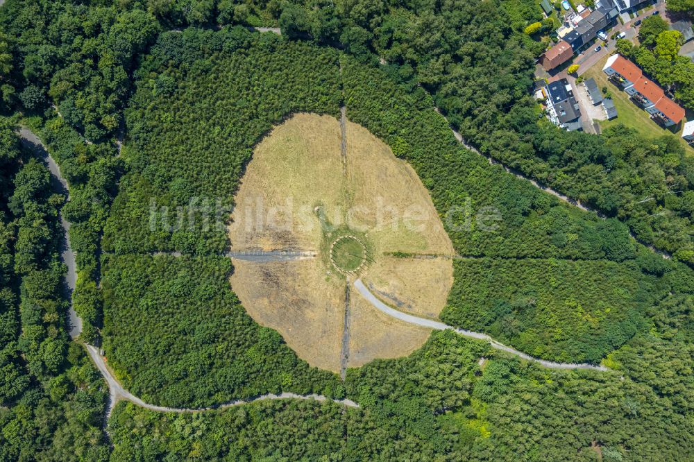 Luftaufnahme Castrop-Rauxel - Gelände der ehemaligen Bergbau- Halde mit der Sonnenuhr Schweriner Halde in Castrop-Rauxel im Bundesland Nordrhein-Westfalen